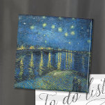 Imã Starry Night Over the Rhône | Vincent Van Gogh Mag<br><div class="desc">Starry Night Over the Rhône (1888), do artista holandês Vincent Van Gogh. A obra de arte original é um óleo na canvas que representa um céu noturno vigoroso e impressionista postado em tons modesta de azul e amarelo. Use as ferramentas de design para adicionar texto personalizado ou personalizar a imagem....</div>