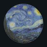 Imã Starry Night Vincent van Gogh<br><div class="desc">Esta bela e bela design de imã de geladeira de de de arte mostra o famoso pintor poste-impressionista holandês Vincent van Gogh, "A Noite Estrelada". Pintado durante sua estadia no asilo Remy Santo na década de 1880, van Gogh retratou as colinas rolantes e árvores ciprestes que viu de sua janela....</div>