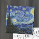 Imã Starry Night | Vincent Van Gogh<br><div class="desc">Starry Night (1889),  pelo artista holandês Vincent Van Gogh. A obra de arte original é um óleo na canvas que representa um céu noturno vigoroso e impressionista postado em tons modesta de azul e amarelo. Use as ferramentas de design para adicionar texto personalizado ou personalizar a imagem.</div>