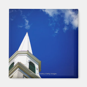 Imã Steeple da igreja de Nova Inglaterra com um céu d