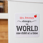 Imã Sua citação de script de tipografia de nome de pro<br><div class="desc">Personalizado,  "O PROFESSOR muda o mundo uma criança de cada vez",  uma promissora citação tipográfica em vermelho,  preto e branco. Faça um obrigado de guardiã atencioso para seu presente para seu professor! — Observe que a cor de fundo pode ser alterada (após selecionar a opção PERSONALIZAR).</div>