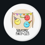 Imã Subatômicos - Funny Science Pun<br><div class="desc">Sub Atomic Party-cles Funny Science Pun apresenta um belo punhado de partículas subatômicas em festas com seus coloridos chapéus de festa e fabricantes de ruídos. Um presente engraçado para a família e amigos que adoram trocadilhos bonitos de ciência.</div>