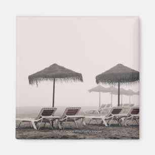 Imã Sunbeds e guarda-chuva na praia de Playamar