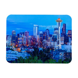 Ímã Super Lua nascendo perto do horizonte de Seattle