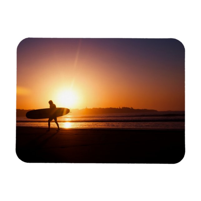 Ímã Surfer com surfboard na praia no Sunset (Horizontal)