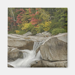 Imã Swift River em cascata através de pedras, White
