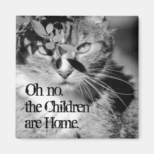 Imã Tabby Cat Ocultando Mães "Oh não, as crianças e