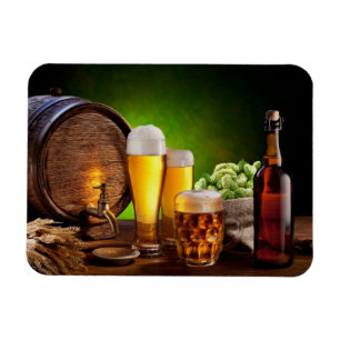 Ímã Tambor de cerveja com vidros de cerveja em uma