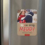 Ímã Tão Feliz Foto de Férias<br><div class="desc">Ímanes de fotos de feriado personalizados impressos com modelos simples para personalização. Esta design moderna tem uma festiva mistura de tipografia em vermelho, cinza e branco sobre fundo de papel kraft falso. O texto diz "Tão Feliz". Personalize-o com suas fotos e adicione seu nome de família e o ano. Use...</div>