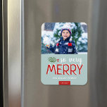 Ímã Tão Feliz Foto de Férias<br><div class="desc">Ímanes de fotos de feriado personalizados impressos com modelos simples para personalização. Esta design moderna tem uma mistura festiva de tipografia em vermelho e branco sobre um fundo azul de menta. O texto diz "Tão Feliz". Personalize-o com suas fotos e adicione seu nome de família e o ano. Use as...</div>