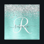 Imã Teal Brugado Metal Silver Glitter Nome Monograma<br><div class="desc">Personalize facilmente este design de ímã chique moderno com brilho bonito prateado brilhante num fundo metálico escovado teal.</div>