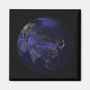 Imã Terra completa na noite que mostra luzes da cidade