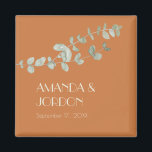 Imã Terracotta Eucalyptus Deco Wedding Magnet<br><div class="desc">Este imã de casamento Terracotta Eucalyptus Deco fornece um boho minimalista, e o país rústico, ocidental, ou tema do deserto. A simples folhagem verde de eucalipto verde-simples complementa o fundo do outono de terracotta, enquanto o tipo de deco de arte combinado com o verde botânico e o pano de fundo...</div>