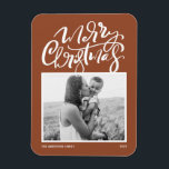 Ímã Terracotta Modern Calliografia Foto Natal<br><div class="desc">Feliz Natal! Mande desejos de Natal para a família e amigos com este imã de Natal personalizável. Apresenta caligrafia moderna e uma escrita simples num fundo de terracota. Personalize este ímã de Natal da caligrafia moderna adicionando sua foto, mensagem e nomes. Este cartão de Natal moderno está disponível em outros...</div>