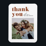 Ímã Terracotta Retro Typografia Foto Moderna Casamento<br><div class="desc">Envie uma apreciação sincera com nosso obrigado personalizável de casamento fotográfico seu imã, projetado para misturar maravilhosamente a tipografia ousada com um elegante roteiro manuscrito. Este obrigado que você imã oferece uma maneira única e na moda de expressar sua gratidão aos convidados que celebraram seu dia especial. Personalize o cartão...</div>