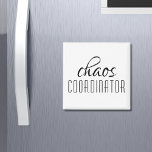 Imã Texto Tipográfico do Coordenador de Cores<br><div class="desc">Um design simples de "coordenador do caos" em um texto tipográfico preto divertido. Perfeito para aquela mãe ocupada,  professora,  gerente de esportes ou chefe de trabalho.</div>