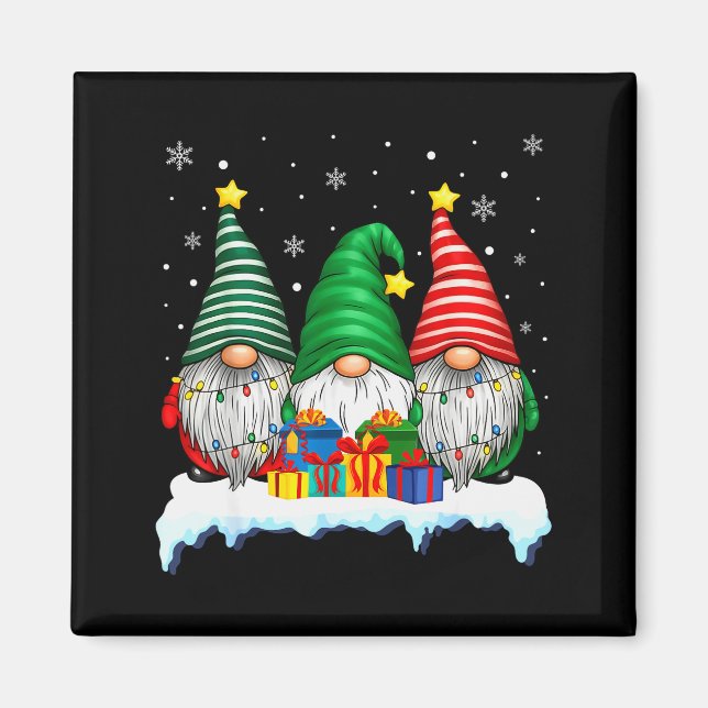 Imã Three Gnomes Tree Lights Men Women Matching Xmas H (Frente)