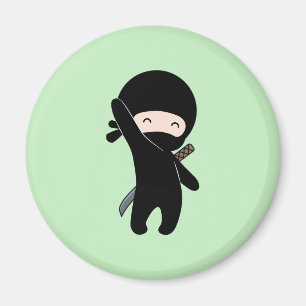 Imã Tiny Happy Ninja sobre verde