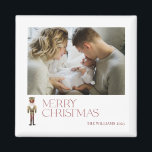 Imã Tipografia de Foto de Natal Feliz do Nutcracker Mo<br><div class="desc">Entre no espírito de Natal com este moderno Nutcracker Feliz Foto de Natal Magnet. Este belo ímã faz uma adição perfeita à sua decoração e tem certeza de trazer um sorriso a todos que a veem! A festiva tipografia burgundy sobressai da imagem do quebra-cabeça da aquarela, dando-lhe uma aparência verdadeiramente...</div>