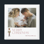 Imã Tipografia de Foto de Natal Feliz do Nutcracker Mo<br><div class="desc">Entre no espírito de Natal com este moderno Nutcracker Feliz Foto de Natal Magnet. Este belo ímã faz uma adição perfeita à sua decoração e tem certeza de trazer um sorriso a todos que a veem! A festiva tipografia burgundy sobressai da imagem do quebra-cabeça da aquarela, dando-lhe uma aparência verdadeiramente...</div>