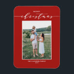 Ímã Tipografia Red Modern Mix Feliz Foto de Natal<br><div class="desc">Feliz Natal! Envie desejos de Natal para a família e amigos com este ímã de Natal moderno e personalizável. Apresenta uma escrita elegante e uma tipografia simples. Personalize este cartão fotográfico de Natal adicionando nomes e uma fotografia. Este ímã de Natal vermelho está disponível em outros estoques de cartão e...</div>