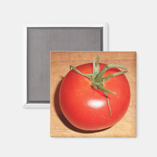 Imã Tomate Vermelho Inteiro sobre Conselho de Corte de
