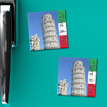 Imã Torre inclinada da estátua de Pisa e Putti<br><div class="desc">Esta imã de geladeira apresenta a bela torre tenente de Pisa (Toscana,  Itália) em Piazza dei Miracoli,  com a estátua da fonte Putti,  e a bandeira italiana à direita com as palavras "Torre di Pisa" a preto.</div>