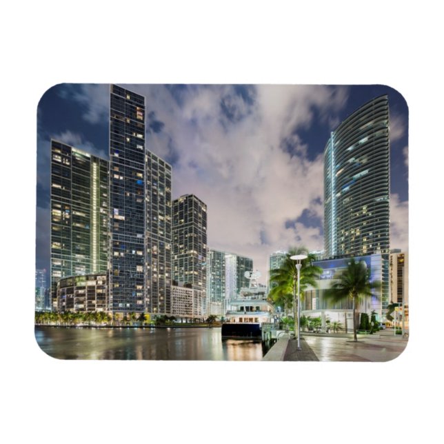 Ímã Torres iluminadas na margem aquática do rio Miami (Horizontal)