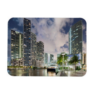 Ímã Torres iluminadas no beira-rio do rio de Miami