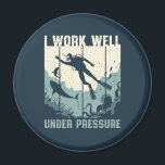Imã Trabalhar Bem Sob Pressão Funny Scuba Mergulhando<br><div class="desc">Design de mergulho e de retromergulho para mergulho recreativo e mergulhador profissional de profundidade. Esta mercadoria engraçada e humorística é excelente para aqueles que amam mergulho, snorkeling e exploração do oceano. Perfeito para quem ama mergulhar e natação debaixo d'água entre tubarões e peixes. Presente de Natal e excelente de aniversário...</div>