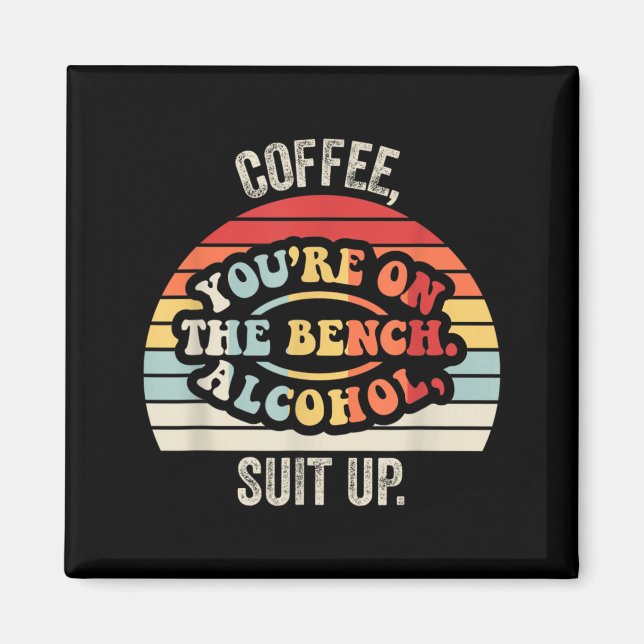 Imã Traje Engraçado de Álcool Café no Banco Retro (Frente)