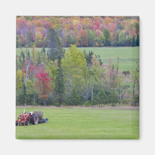 Imã Trator com fardo de feno em campo verde com