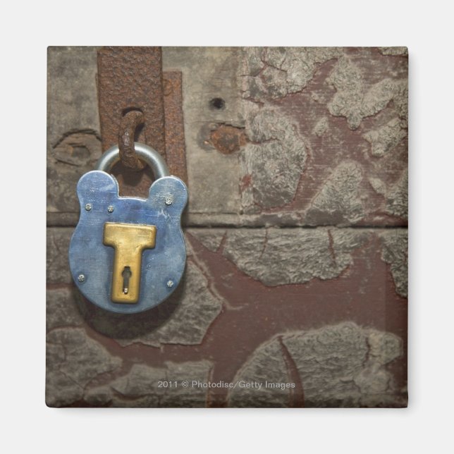 Imã Trava metálica antiga na parede da pedra (Frente)