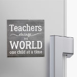 Imã Trecho de tipografia branca do quadro de professor<br><div class="desc">"Professores mudam o mundo de uma criança de cada vez" pondera tipografia em fundo de quadro-negro e escrita branca. Poderia fazer uma boa obrigado para você oferecer ao seu melhor professor.</div>