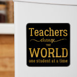 Imã Trecho de tipografia de ouro inspiracional para pr<br><div class="desc">"Professora muda o mundo de um estudante de cada vez",  uma promissora citação tipográfica em preto e ouro. Observe que a cor de fundo pode ser alterada (após selecionar a opção PERSONALIZAR).</div>