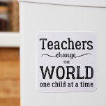 Imã Trecho de tipografia inspiracional do professor<br><div class="desc">"Professora muda o mundo de uma criança de cada vez",  atenciosa citação tipográfica a preto e branco. Observe que a cor de fundo pode ser alterada (após selecionar a opção PERSONALIZAR).</div>