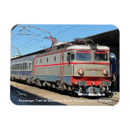 Ímã Trem de Passageiros na Estação de Trem de Bucarest