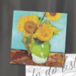 Imã Três girassóis | Vincent Van Gogh Magnet<br><div class="desc">Três girassóis (1888) pelo artista holandês Vincent Van Gogh. A pintura de arte original é um óleo na canvas que representa uma vida estática de girassóis amarelos brilhantes contra um fundo de turquesa. Use as ferramentas de design para adicionar texto personalizado ou personalizar a imagem.</div>