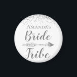 Imã Tribo Silver Boho Bride Personalizado<br><div class="desc">A borda prateada da gliteria,  onde abaixo está a legenda da tribo da noiva de Amanda,  que pode ser personalizada para torná-la única e exclusivamente sua,  com uma seta no meio,  para um talento extra. Boho Chic vibes.</div>