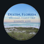 Imã Trilha Personalizada da Família Destin Florida Bea<br><div class="desc">Este imã de praia pitoresco de Destin Florida mostra o lindo pôr do sol rosa e laranja tocando suavemente as ondas do oceano acima da areia e do mar. Lindo lembrança de guarda costeira com data de viagem personalizada e sobrenome familiar para seu lugar de férias favorito.</div>