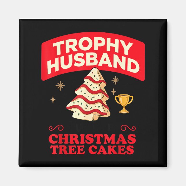Imã Trophy Retro Husband Fueled By Christmas Tree Cake (Frente)