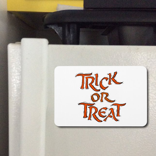 Ímã Truque de Halloween ou Trate Palavras Laranja Amar (Halloween Trick or Treat Shaky Orange Font Flexibl Magnet)