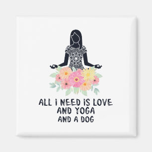 Imã Tudo o que Preciso é Amor e Ioga e uma Camiseta de