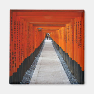 Imã Túnel de santuário vermelho em Fushimi Inari, Kyot