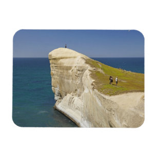 Ímã Turistas no topo do penhasco na Tunnel Beach