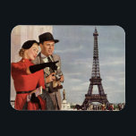 Ímã Turistas Vintage Viajar em Paris Torre Eiffel<br><div class="desc">Ilustração vintage de viagem e transporte com recém-casados em férias visitando Paris, França, com a Torre Eiffel ao fundo. Um design de amor e romance com um homem e uma mulher em férias românticas, um casal na cidade da luz em lua de mel. Ela está segurando um mapa da cidade...</div>