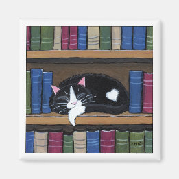 Imã Tuxedo Cat Dormindo na estante de livros