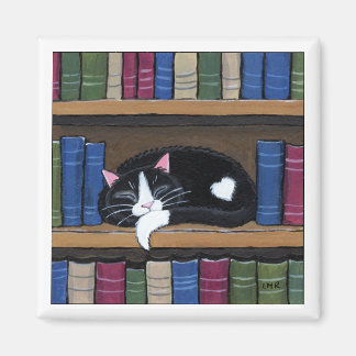 Imã Tuxedo Cat Dormindo na estante de livros