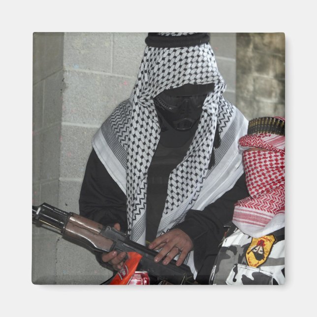 Imã Um agressor inimigo que desempenha um papel armou  (Frente)