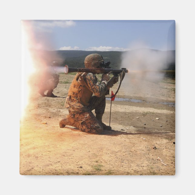 Imã Um assaltante dispara uma Granada Propulsada Fogue (Frente)